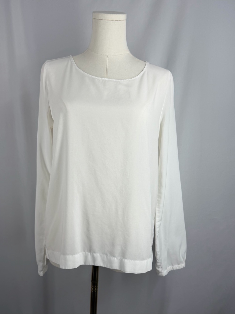 Uniqlo White Rayon Long Sleeve Blouse Size Small Pleated Back Crew Neck Pullover